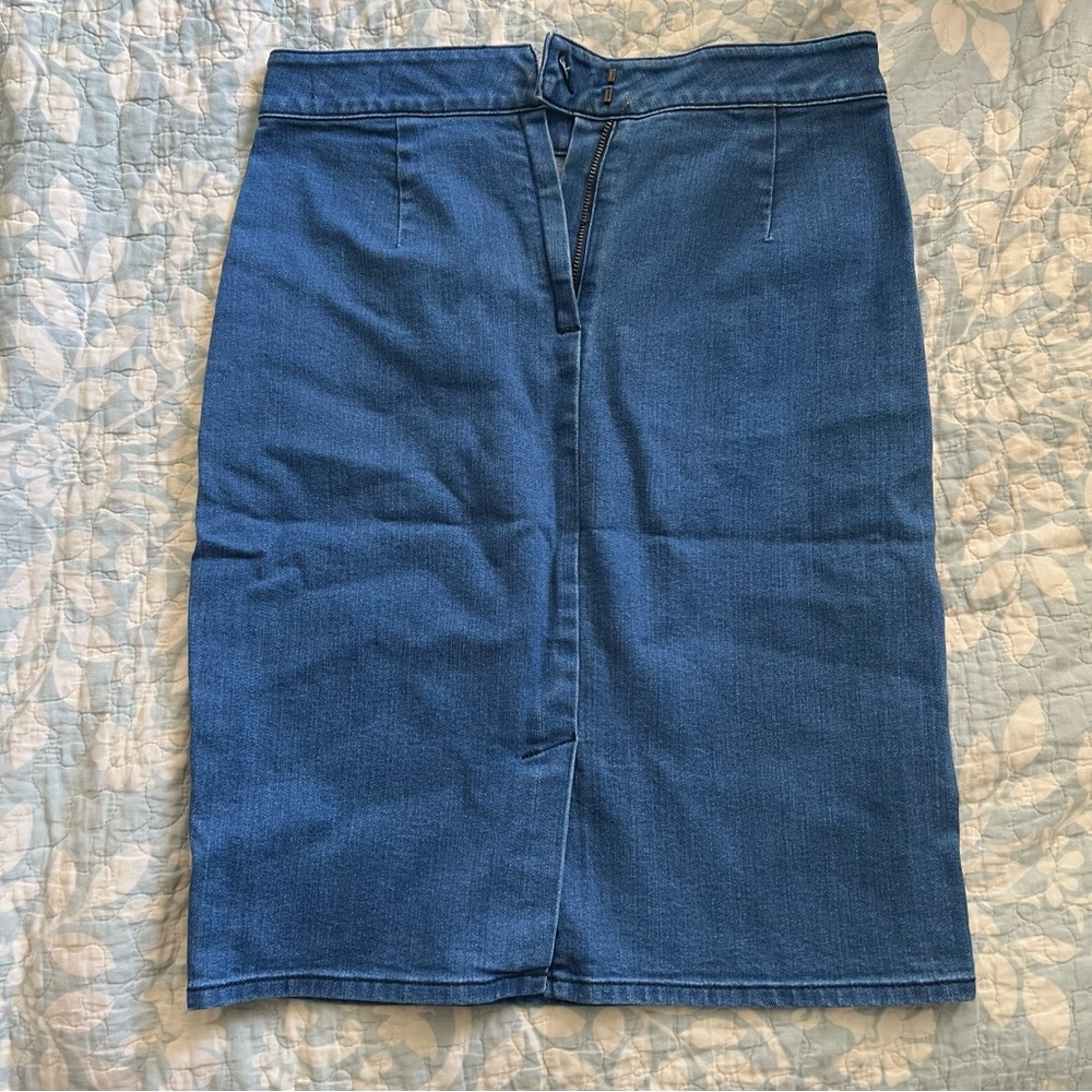 Vince Camuto, size 0 , denim skirt, very good condition!